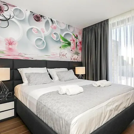 Vila Sleeps 6 With Pool Air Con And Wifi *