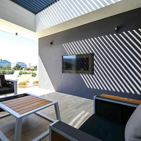 Vila Sleeps 6 With Pool Air Con And Wifi Ugrinici
