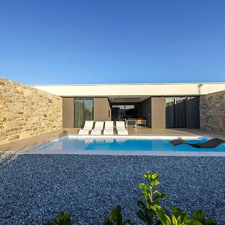 Sleeps 6 With Pool Air Con And Wifi Vila Ugrinici