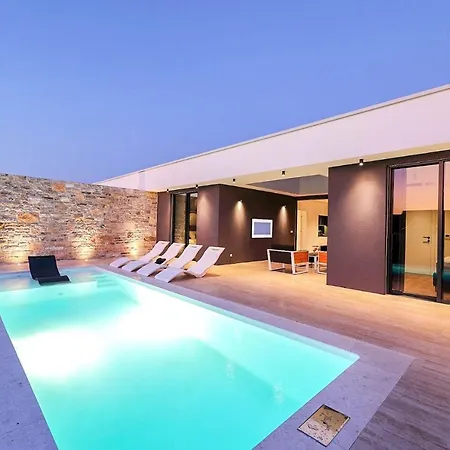 Sleeps 6 With Pool Air Con And Wifi Vila