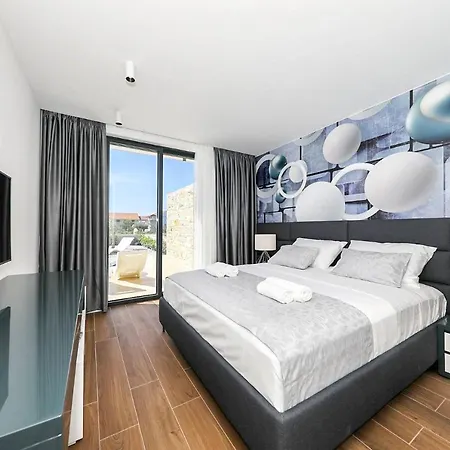 Sleeps 6 With Pool Air Con And Wifi Vila