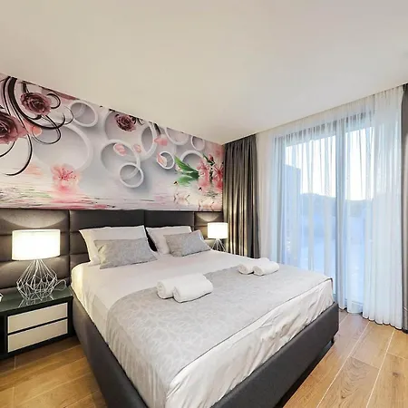 Sleeps 6 With Pool Air Con And Wifi