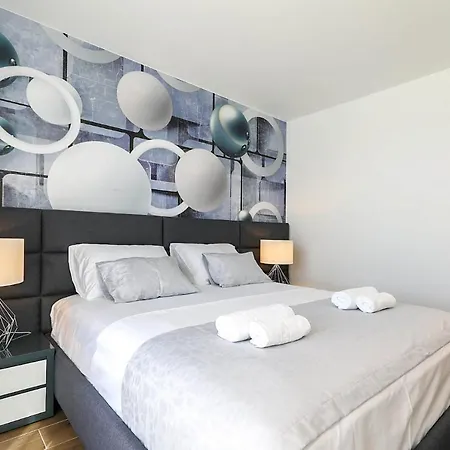 Vila Sleeps 6 With Pool Air Con And Wifi