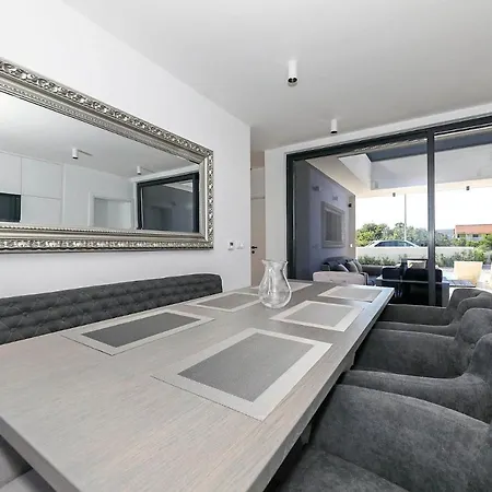 Sleeps 6 With Pool Air Con And Wifi Vila *