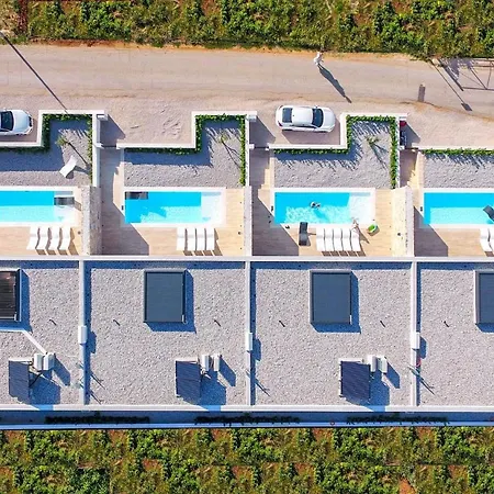 Vila Sleeps 6 With Pool Air Con And Wifi