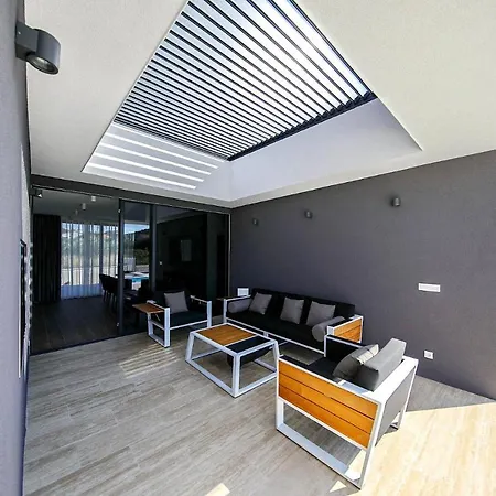 Vila Sleeps 6 With Pool Air Con And Wifi Ugrinici