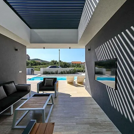 Sleeps 6 With Pool Air Con And Wifi Vila Ugrinici