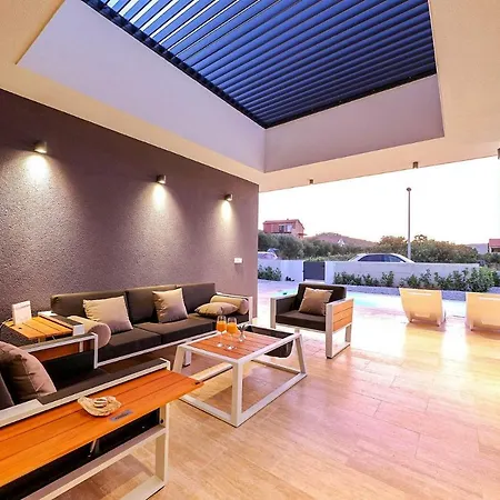 Sleeps 6 With Pool Air Con And Wifi