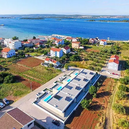 Sleeps 6 With Pool Air Con And Wifi Ugrinici